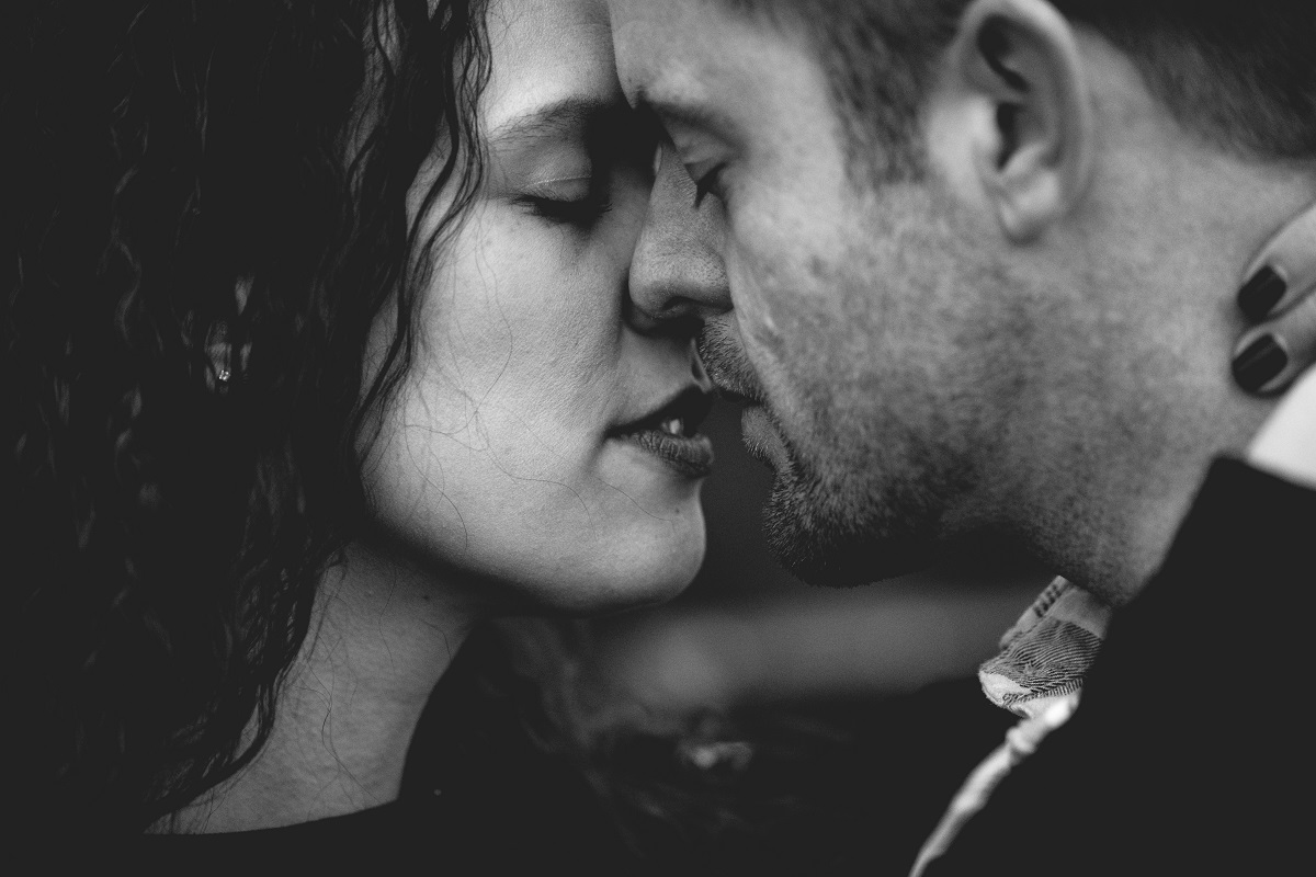 поезія про любов bookmarin kissing couple